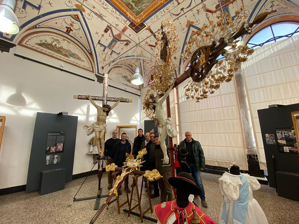 La delegazione carlofortina con Matteo Frulio , Enzo Dagnino (cultore di storia ligure) e l’autore dell’ articolo Antonello Rivano, in una delle sale della mostra.
 Villa Centurione Doria a Genova Pegli. 