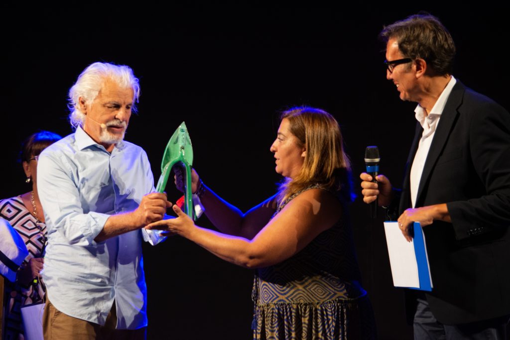 Chiara Natella consegna il Premio Natella a Michele Placido (foto Corinna Fumo)﻿