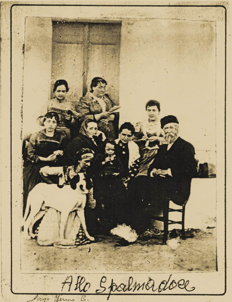 Una rara foto di Pietro Segni (Sciù Paulin) con la famiglia (foto archivio N.Capriata)